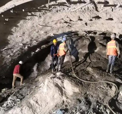 留坝拱顶带模注浆料的施工流程及注意事项